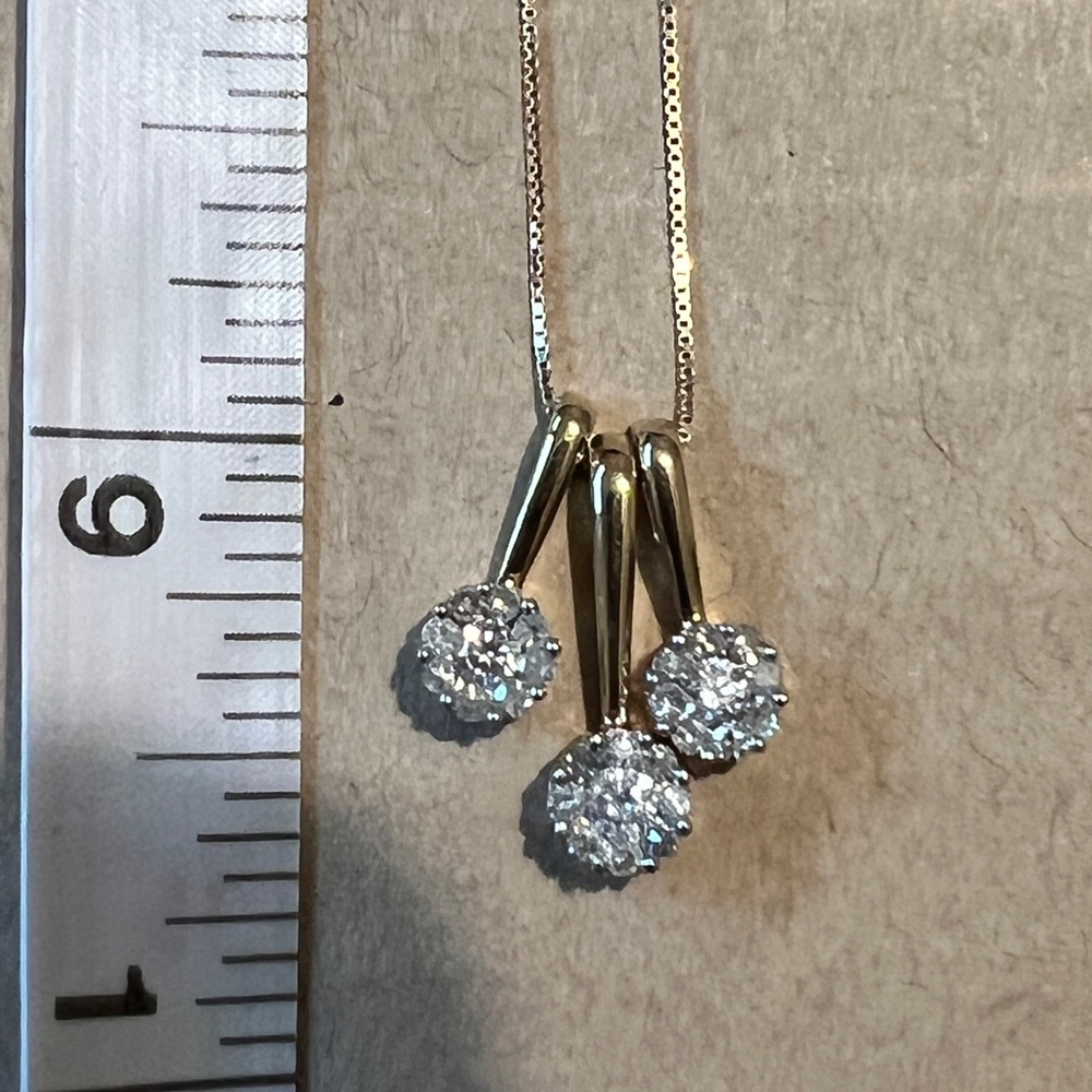 10kt yellow gold and diamond necklace with chain. New never worn.